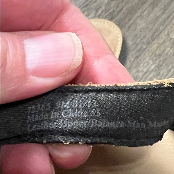 Clarks Tan Leather Flip Flop Sandals Size 9 - Picture 3 of 11